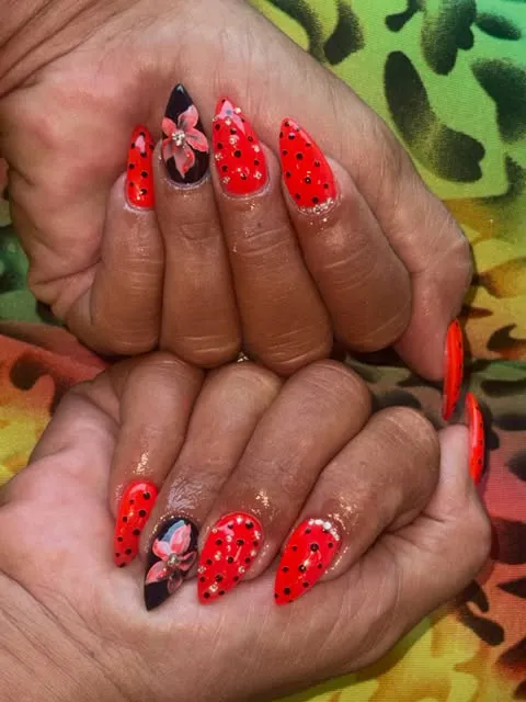 Nail art fragola rossa con fiore