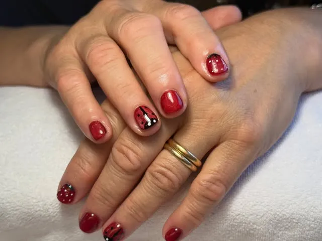 Rosso classico con dettaglio nail art