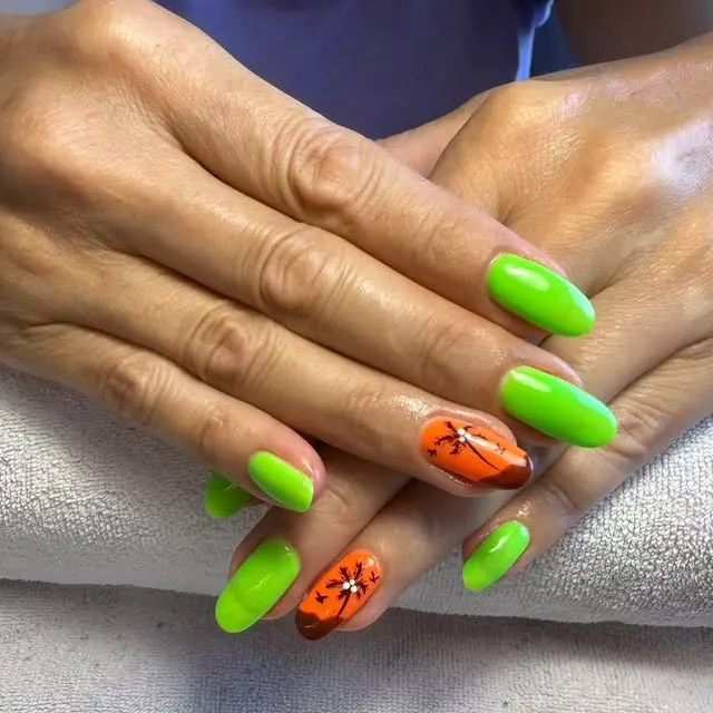 Verde neon con unghia arancio decorata